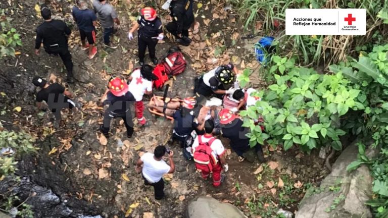 Tráiler cae a un río ubicado en Coatepeque