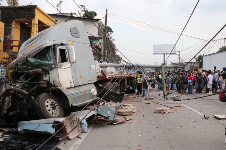 Accidente de tráiler en la ruta al Atlántico