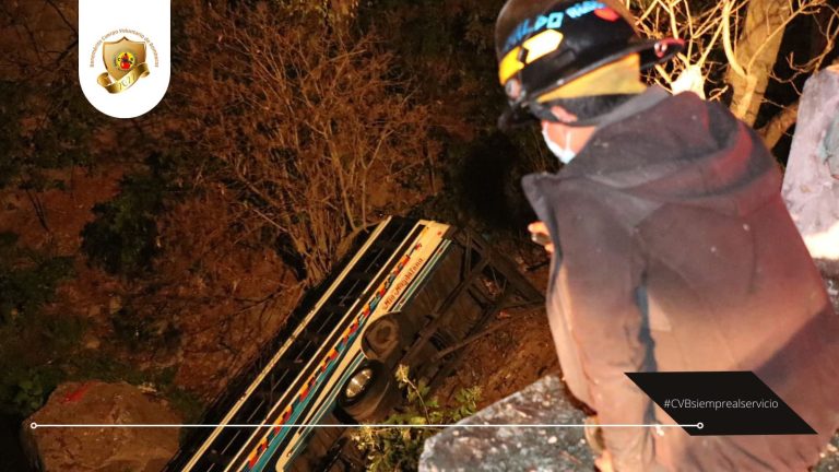 bus cae a barranco en ruta a San Raymundo