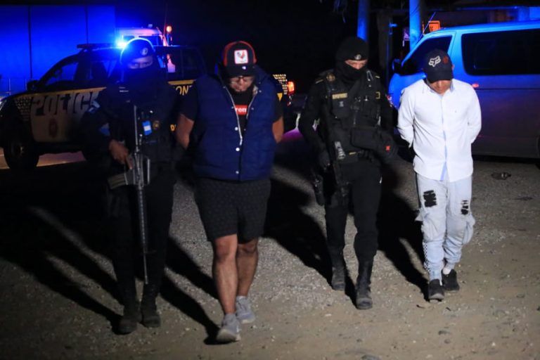 Dos presuntos coyotes fueron capturados por la PNC