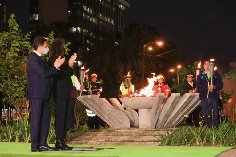 Encienden la llama conmemorativa en memoria de víctimas de la pandemia