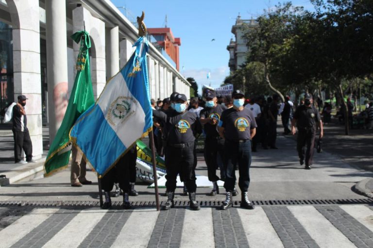 Militares retirados manifiestan en la zona 1 para exigir resarcimiento