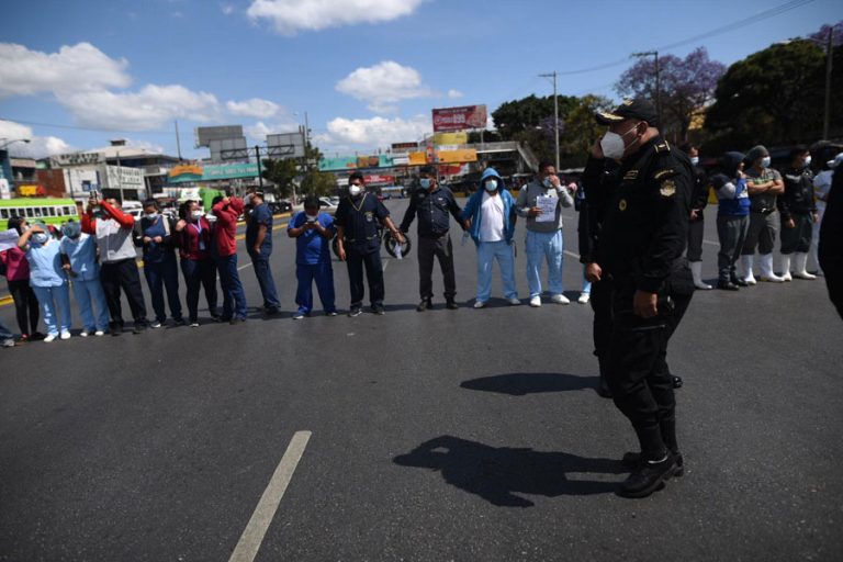 Trabajadores de Salud realizan bloqueos