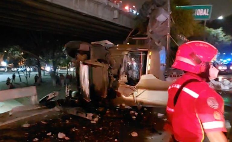 Tráiler cae de puente en Villa Lobos