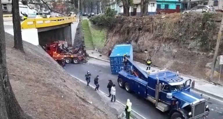 tráiler volcado en el Periférico