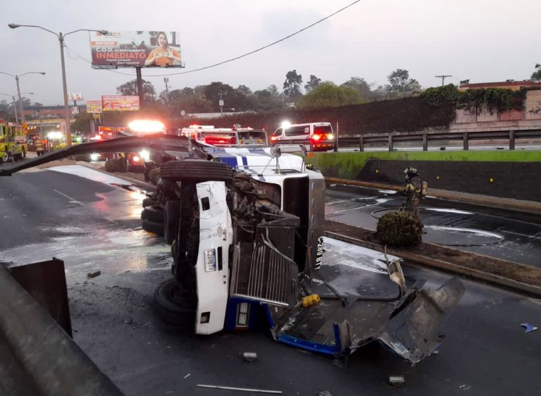 Tráiler cargado con combustible vuelca en ruta al Atlántico