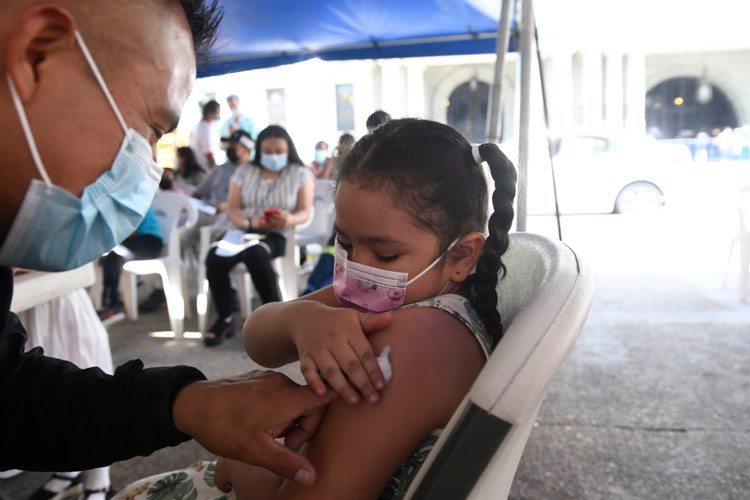 vacunación contra Covid-19 de niños en plaza de la Constitución