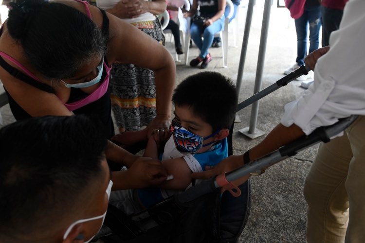 vacunación contra Covid-19 de niños en plaza de la Constitución