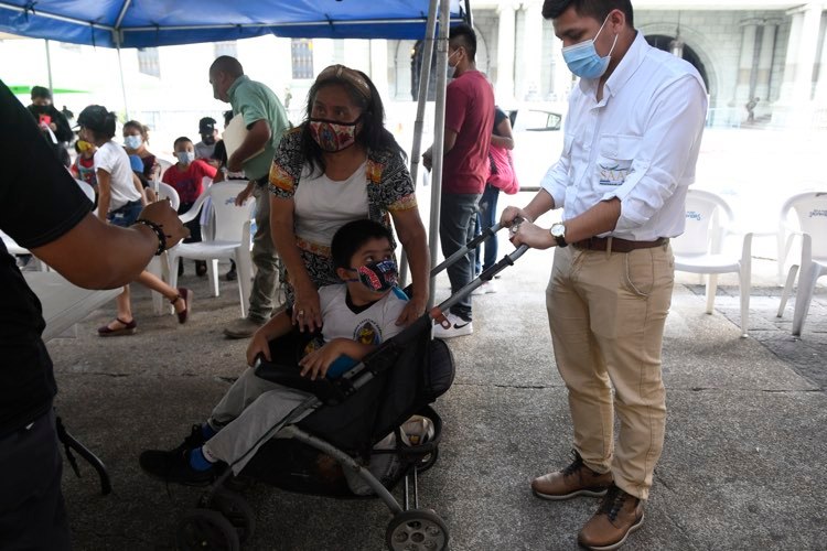 vacunación contra Covid-19 de niños en plaza de la Constitución