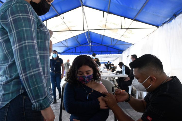 vacunación contra Covid-19 de niños en plaza de la Constitución