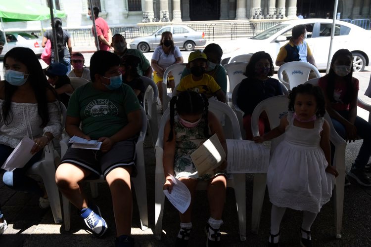 vacunación contra Covid-19 de niños en plaza de la Constitución