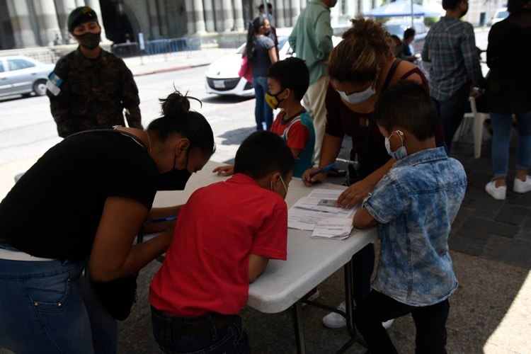 vacunación contra Covid-19 de niños en plaza de la Constitución