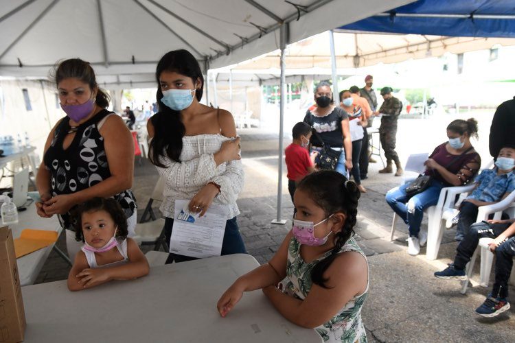 vacunación contra Covid-19 de niños en plaza de la Constitución