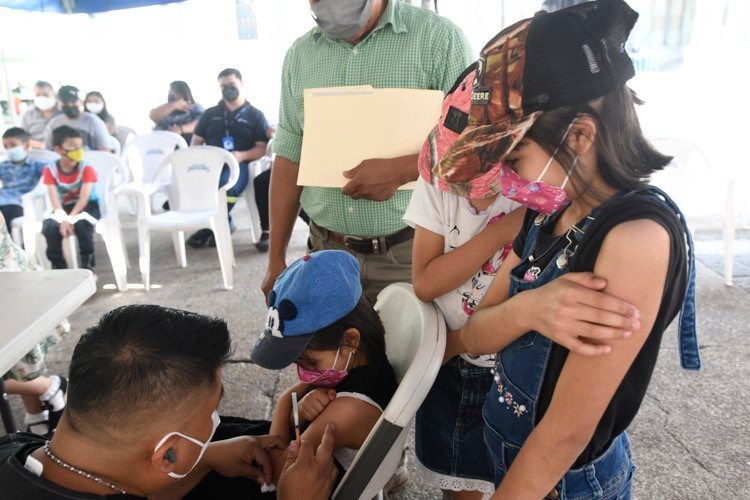 vacunación contra Covid-19 de niños en plaza de la Constitución