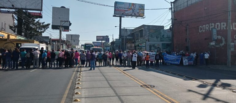 bloqueo de salubristas en la calzada Aguilar Batres