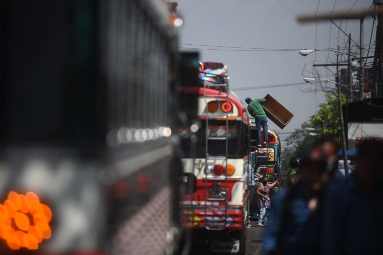 extremo de buses de la 41 calle zona 8 en Semana Santa