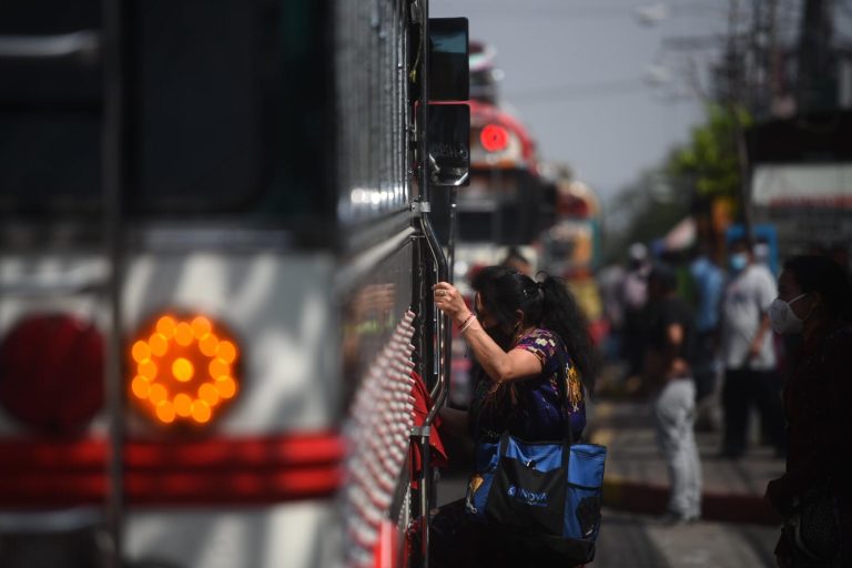 extremo de buses de la 41 calle zona 8 en Semana Santa