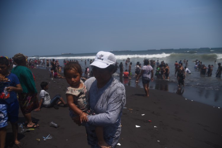 playa del Puerto San José en Semana Santa 2022