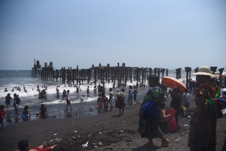 playa del Puerto San José en Semana Santa 2022