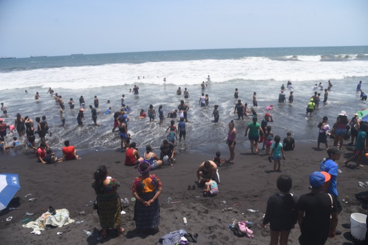 playa del Puerto San José en Semana Santa 2022