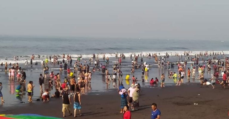 Cientos de guatemaltecos llegan a las playas del puerto San José