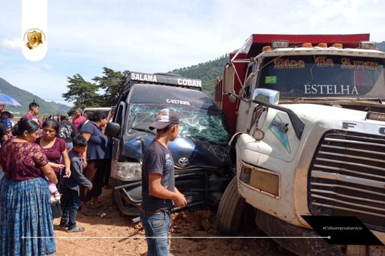 choque de camión y microbús en Alta Verapaz