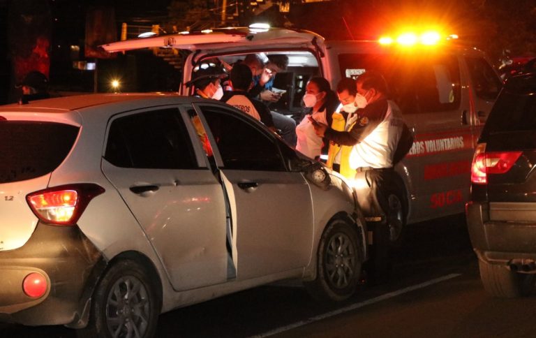 ataque armado contra vehículo con cubanos