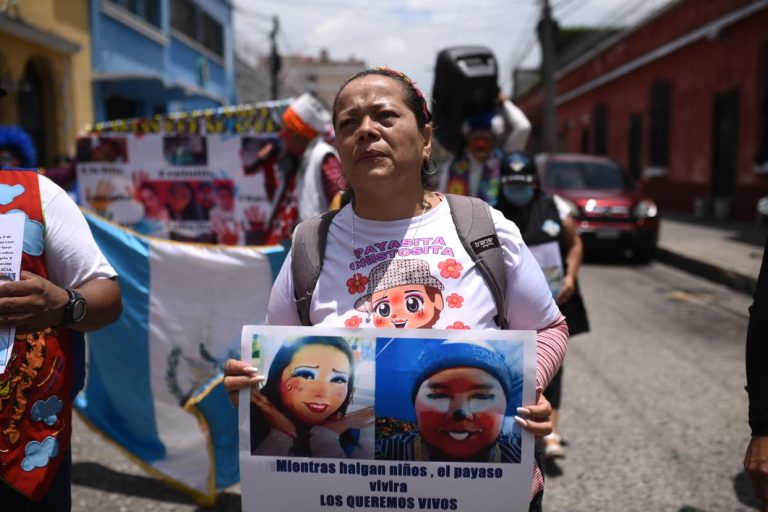 marcha por desaparición de los payasitos Chispita y Charquito