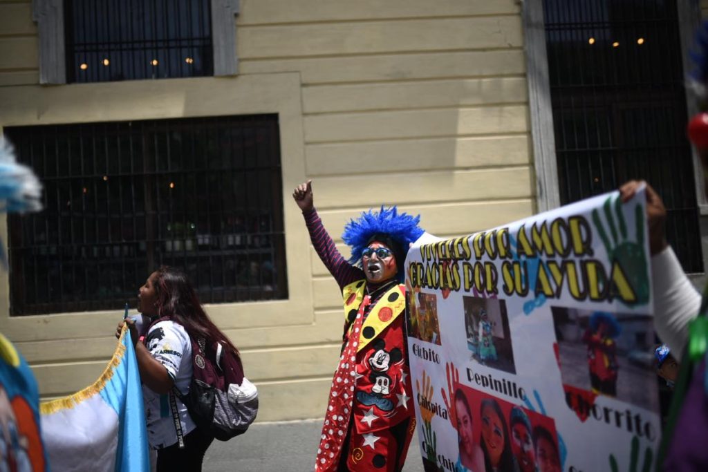 marcha por desaparición de los payasitos Chispita y Charquito