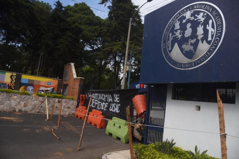 Estudiantes bloquean ingreso a las instalaciones de la Usac