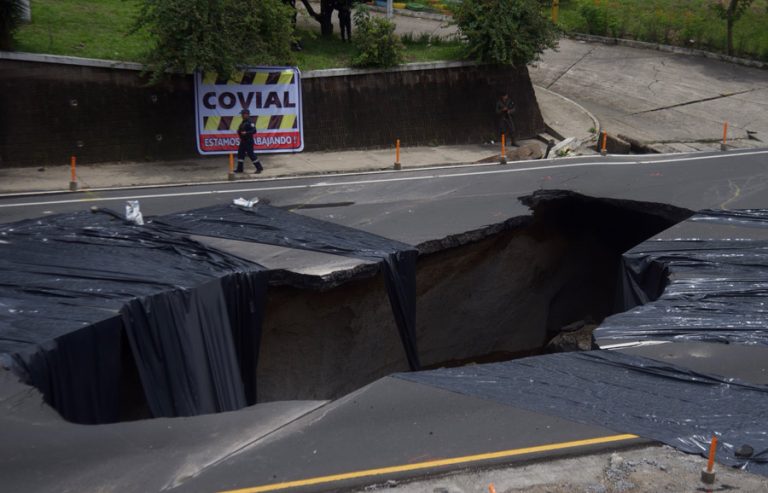 Agujero en el km 15 de la ruta al Pacífico