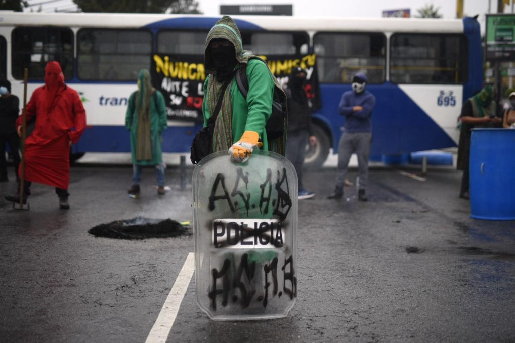 Protestan en la calzada Roosevelt contra la elección de rector de la Usac