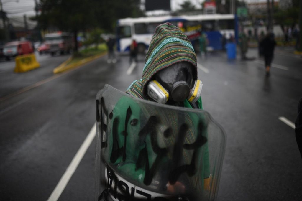 Protestan en la calzada Roosevelt contra la elección de rector de la Usac