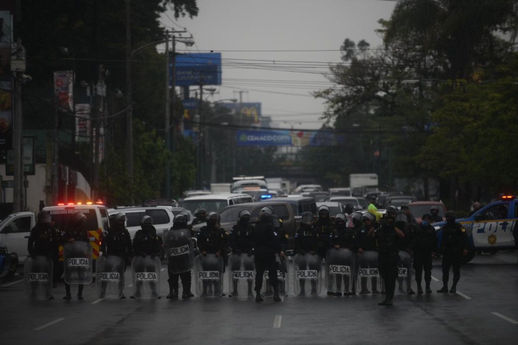 Protestan en la calzada Roosevelt contra la elección de rector de la Usac