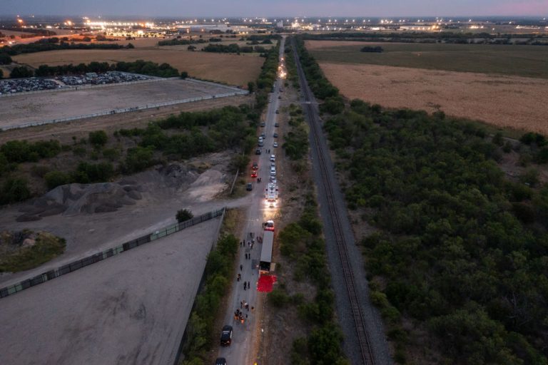 Migrantes hallados muertos en camión en San Antonio, Texas