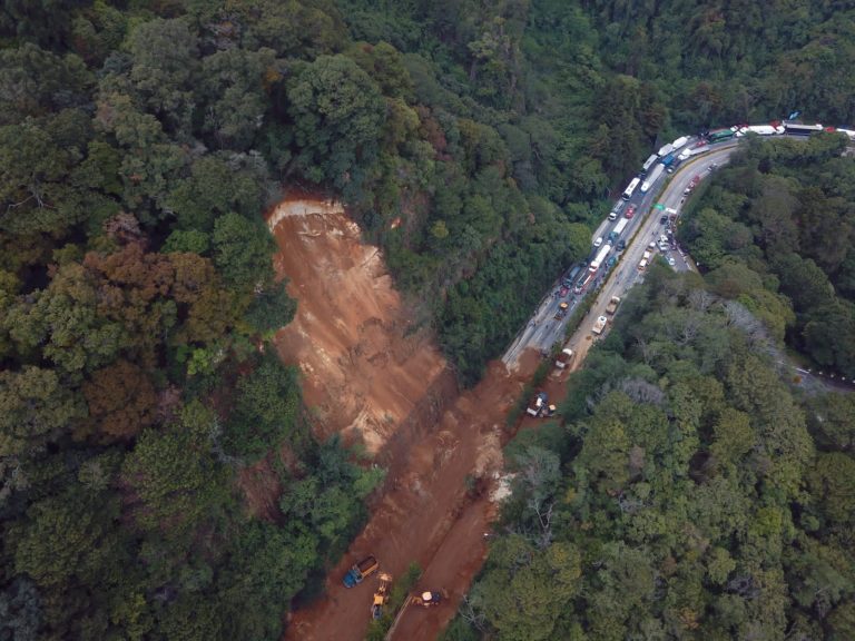 Deslizamiento de tierra en el km 24 de la ruta Interamericana