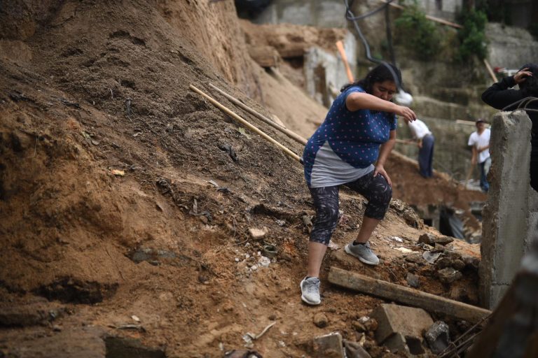 deslizamiento cae sobre viviendas en la zona 5, colonia Lourdes