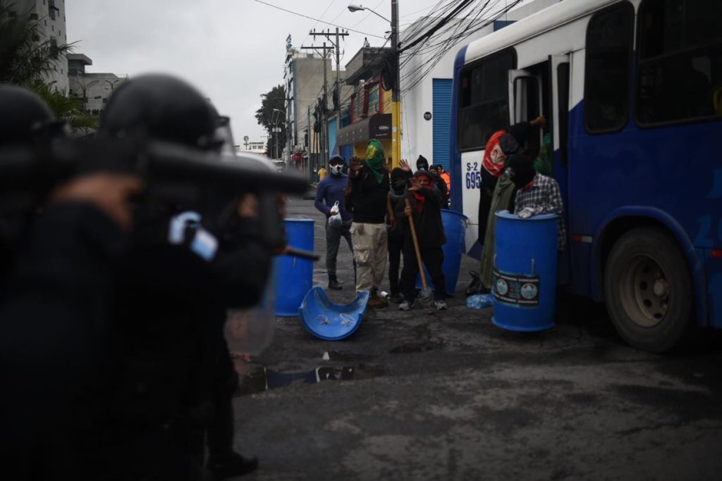 disturbios durante manifestación en calzada Roosevelt