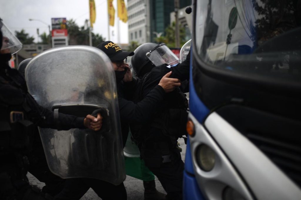 disturbios durante manifestación en calzada Roosevelt