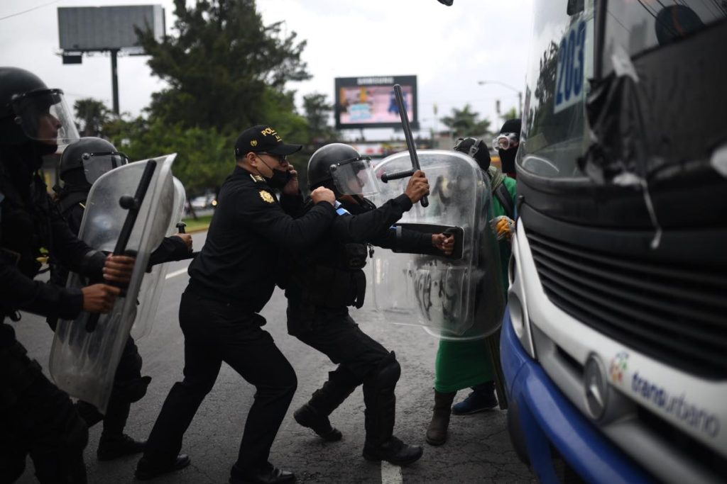 disturbios durante manifestación en calzada Roosevelt