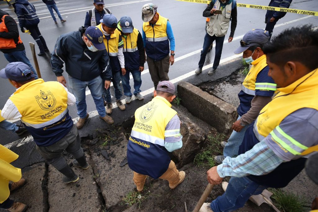 hundimiento en Km. 15 de ruta al Pacífico