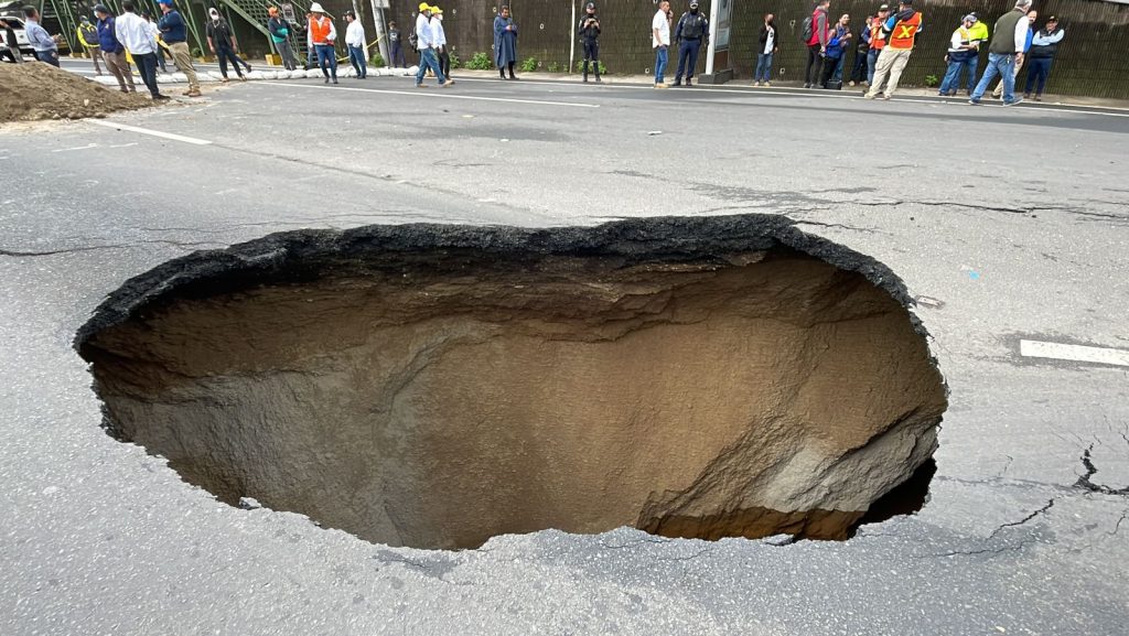 hundimiento en Km. 15 de ruta al Pacífico