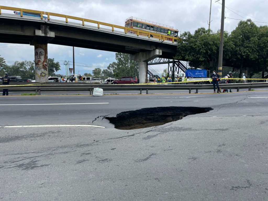 hundimiento en Km. 15 de ruta al Pacífico