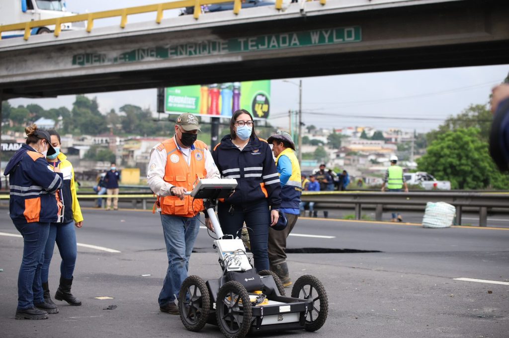 hundimiento en Km. 15 de ruta al Pacífico