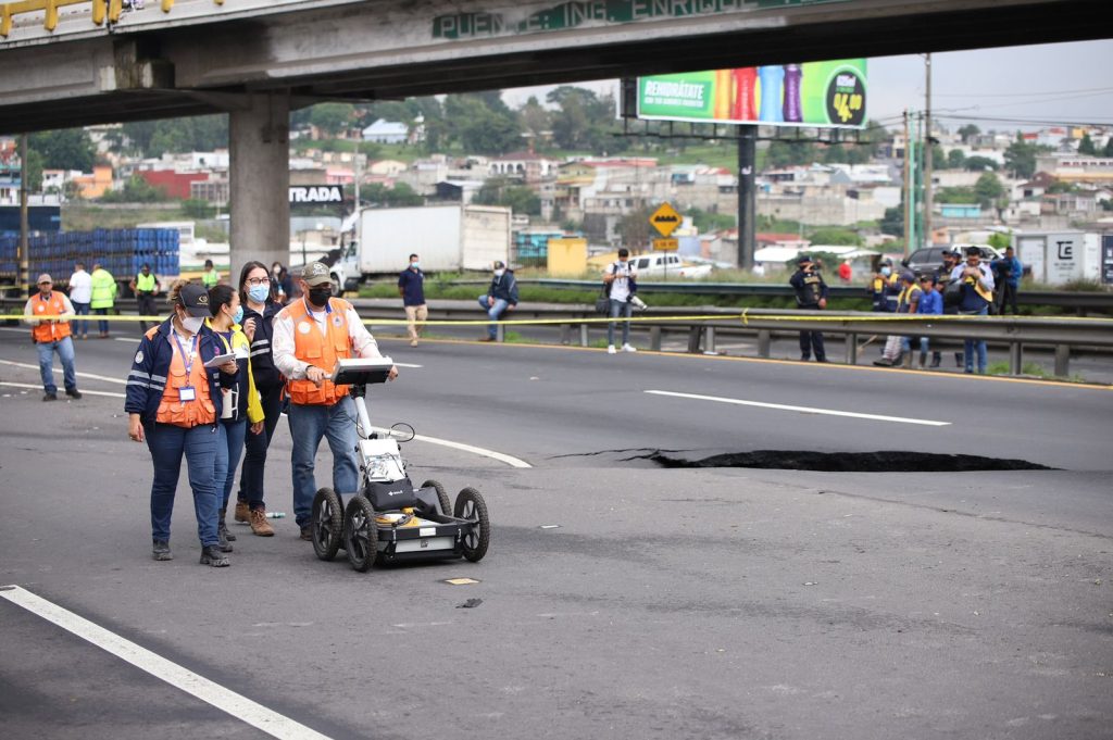 hundimiento en Km. 15 de ruta al Pacífico