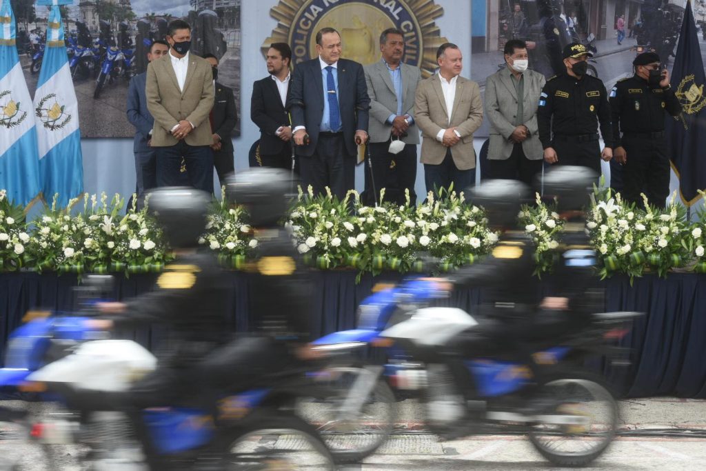 presidente Alejandro Giammattei entrega motocicletas a la PNC