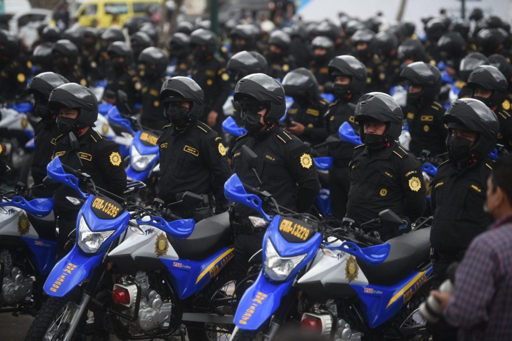 presidente Alejandro Giammattei entrega motocicletas a la PNC