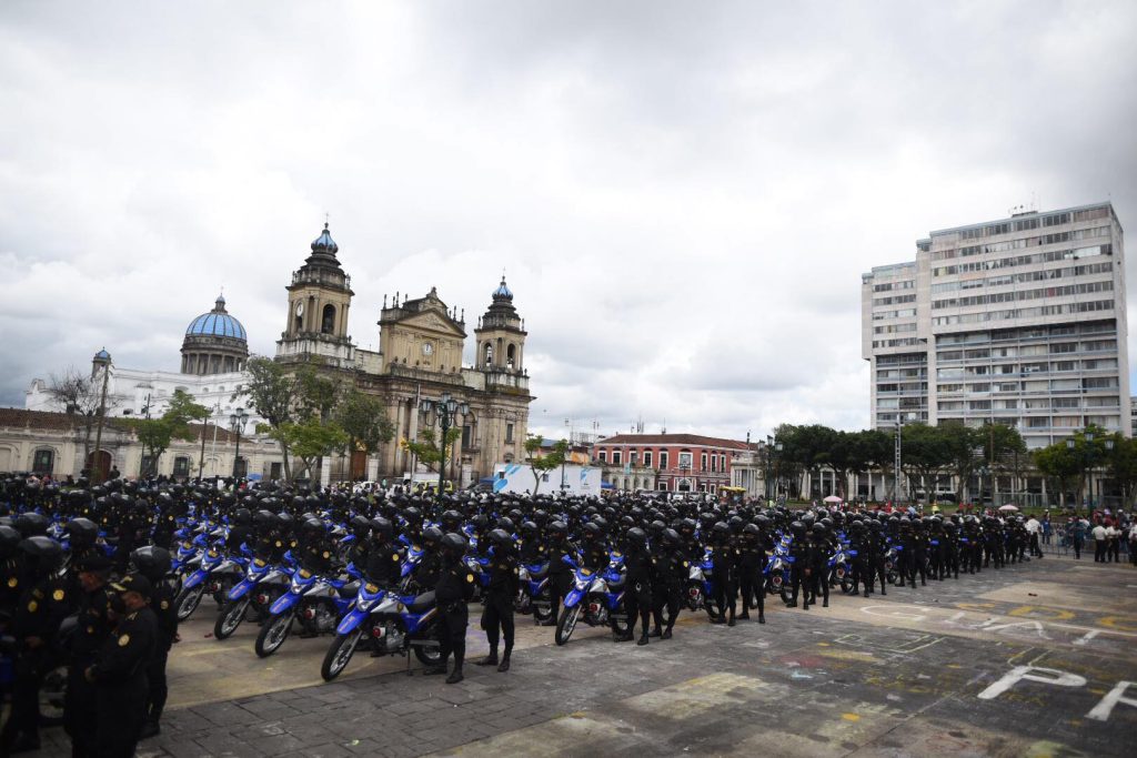 presidente Alejandro Giammattei entrega motocicletas a la PNC