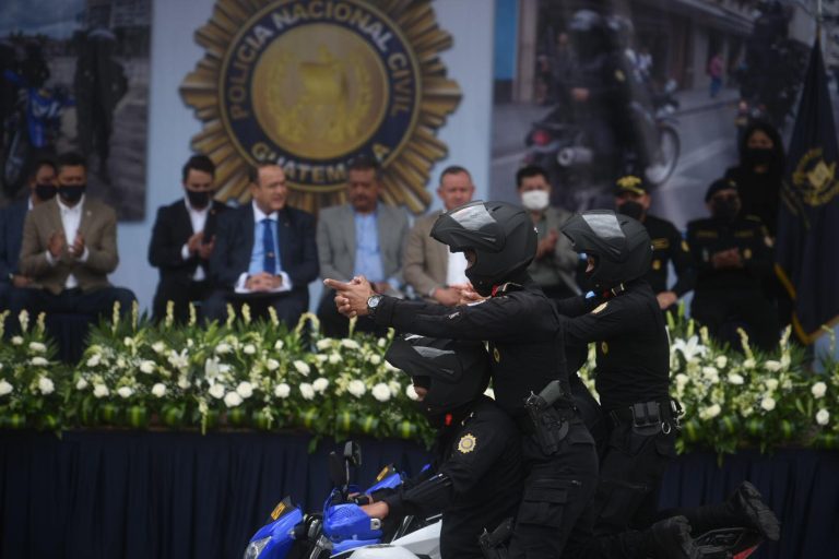 presidente Alejandro Giammattei entrega motocicletas a la PNC