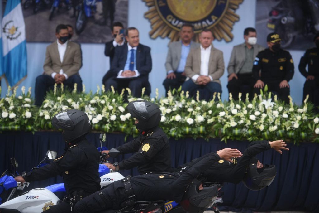 presidente Alejandro Giammattei entrega motocicletas a la PNC